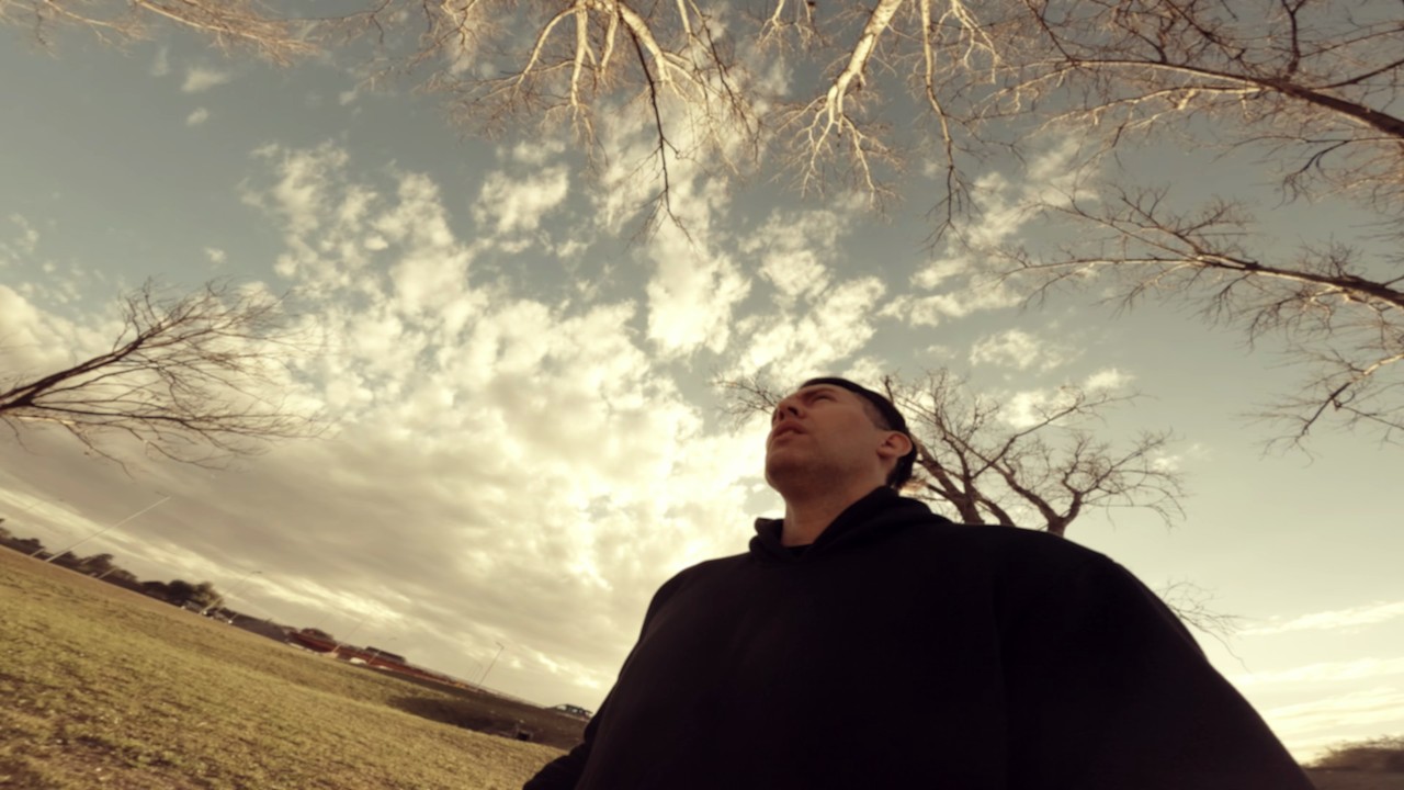 Fede mirando el cielo